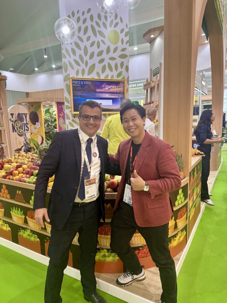 Đại diện Wisematch chụp ảnh cùng đối tác tại gian hàng trái cây trong hội chợ Gulfood