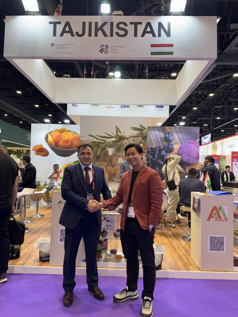 Đại diện Wisematch bắt tay đối tác tại gian hàng Tajikistan trong hội chợ thực phẩm