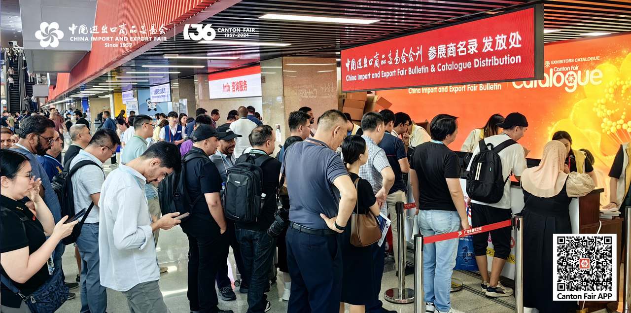 Người tham gia check-in vào cổng