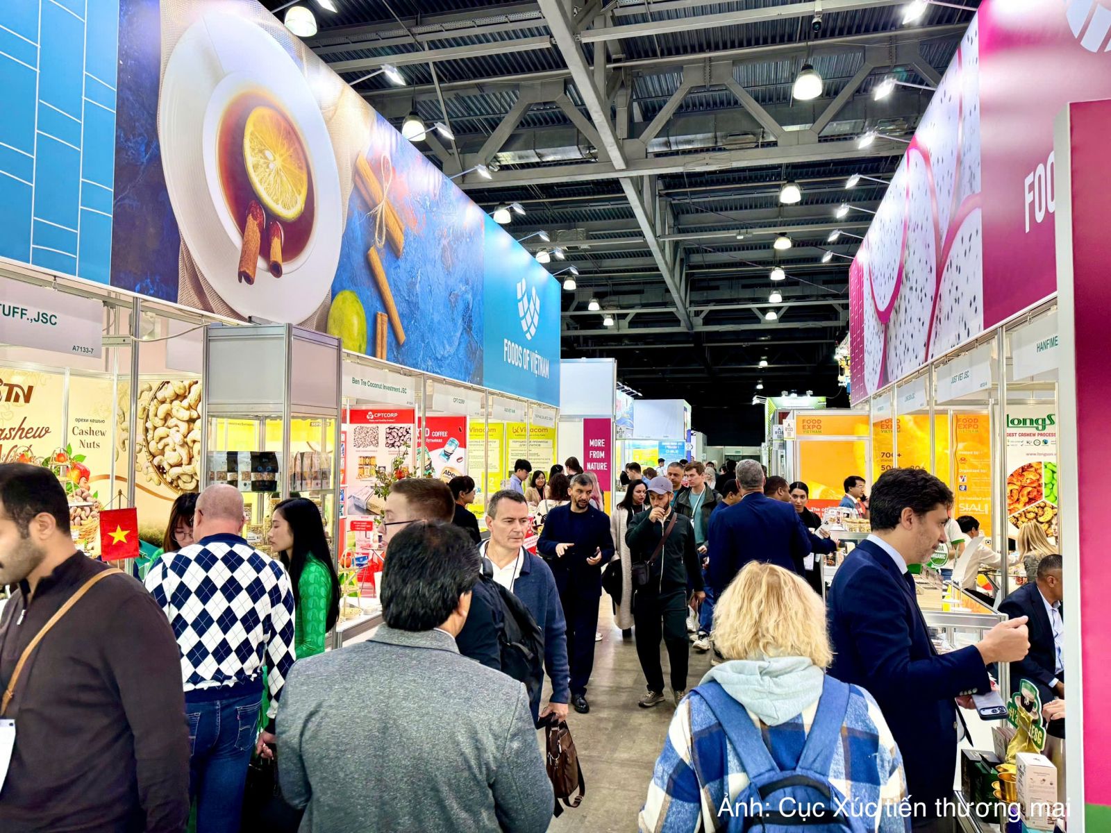 Gian hàng Việt Nam đón khách ngay ngày khai mạc WorldFood Moscow 2026