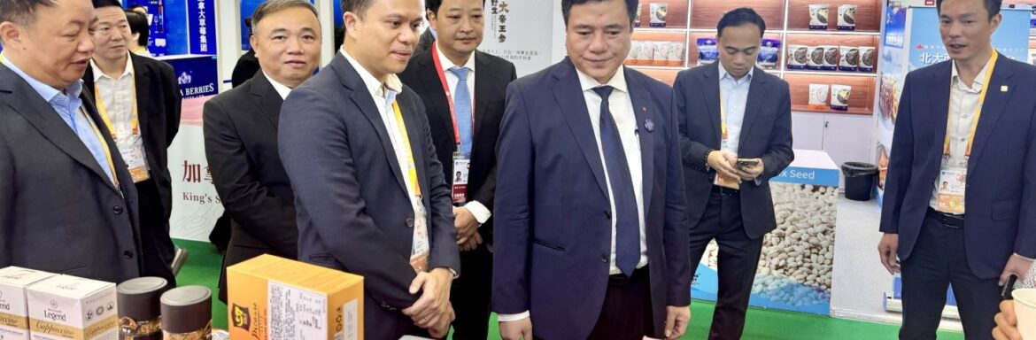 Thứ trưởng Bộ Công Thương thăm gian hàng doanh nghiệp Việt Nam tại Hội chợ Nhập khẩu Quốc tế Trung Quốc CIIE 2025