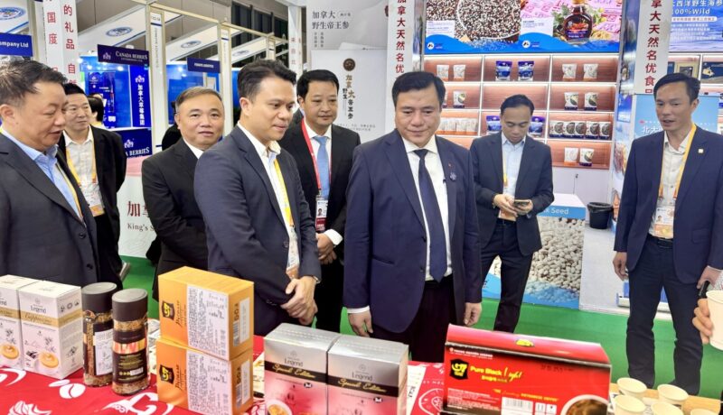 Thứ trưởng Bộ Công Thương thăm gian hàng doanh nghiệp Việt Nam tại Hội chợ Nhập khẩu Quốc tế Trung Quốc CIIE 2025
