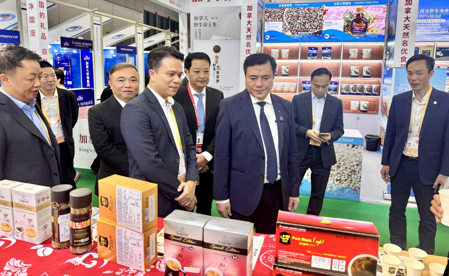 Thứ trưởng Bộ Công Thương thăm gian hàng doanh nghiệp Việt Nam tại Hội chợ Nhập khẩu Quốc tế Trung Quốc CIIE 2025