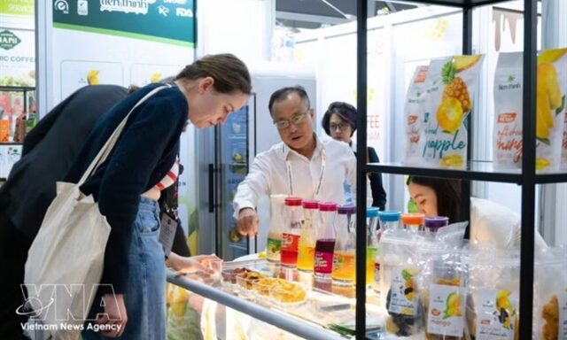 Khách tham quan nếm thử trái cây sấy dẻo Việt Nam tại khu gian hàng Foods of Vietnam, Fine Food Australia 2026 ở Melbourne