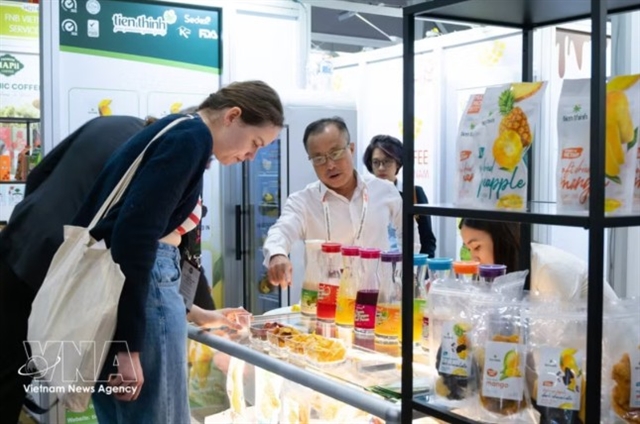 Khách tham quan nếm thử trái cây sấy dẻo Việt Nam tại khu gian hàng Foods of Vietnam, Fine Food Australia 2026 ở Melbourne