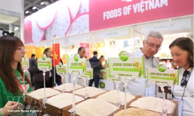 Khách tham quan tìm hiểu sản phẩm Việt Nam tại hội chợ WorldFood Moscow 2026 ở Crocus Expo