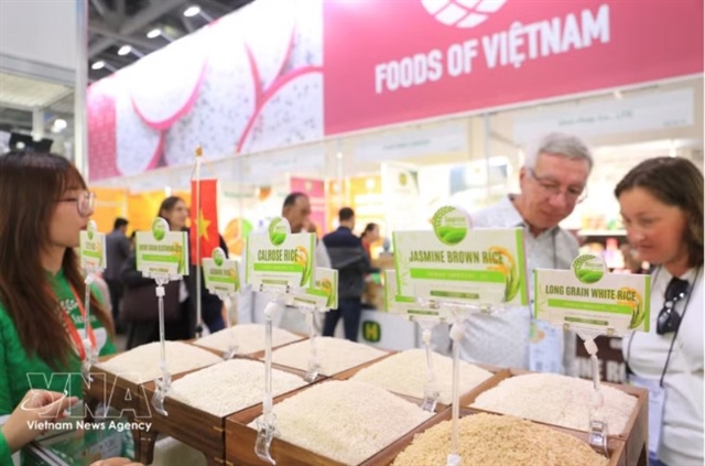 Khách tham quan tìm hiểu sản phẩm Việt Nam tại hội chợ WorldFood Moscow 2026 ở Crocus Expo