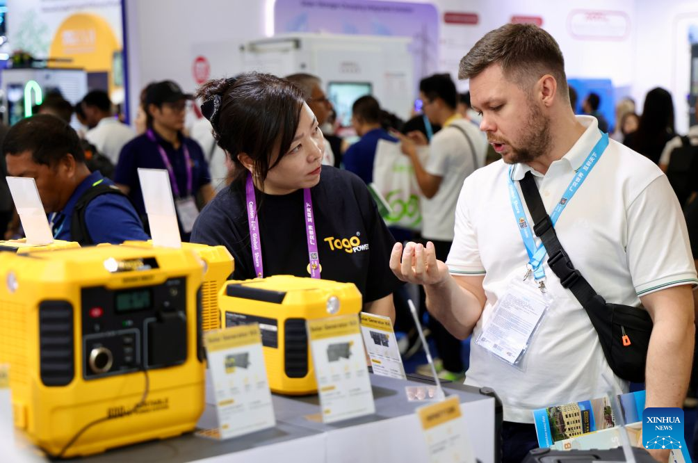 Người mua nước ngoài xem sạc dự phòng tại một gian hàng Canton Fair kỳ 140, Quảng Châu