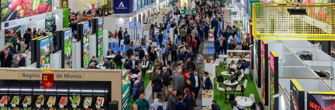 Toàn cảnh một sảnh trưng bày đông khách tại hội chợ Fruit Logistica 2026 ở Messe Berlin