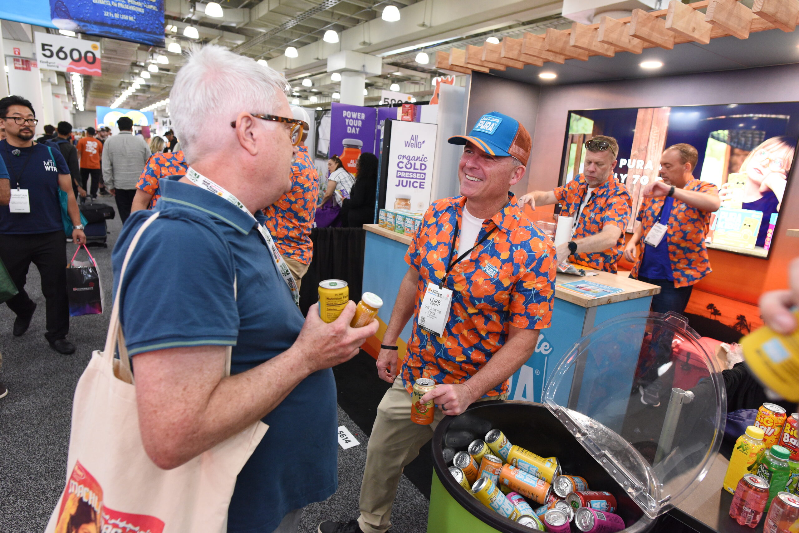 Nhà triển lãm trao đổi với khách tại sàn triển lãm Summer Fancy Food Show 2026 ở Javits Center, New York