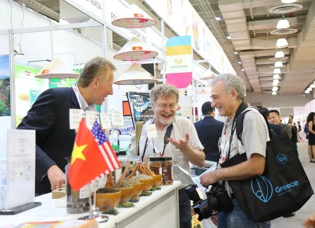 Đối tác nước ngoài tham quan gian hàng Việt Nam tại Summer Fancy Food Show 2018 ở New York