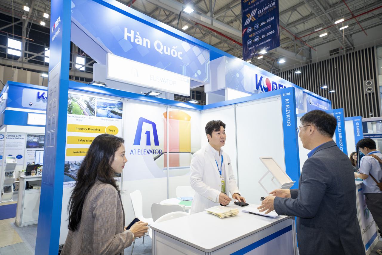 Visitors in the exhibition hall of the Vietnam Elevator Expo