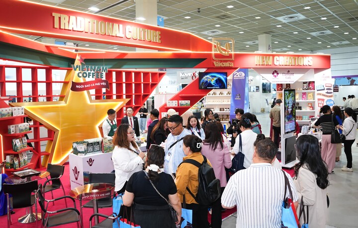 Khách quốc tế tham quan gian hàng cà phê quốc gia Việt Nam tại Coffee Expo Seoul 2026
