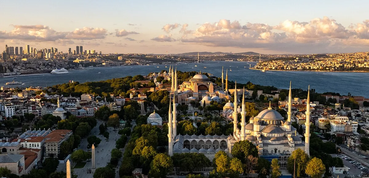 Bán đảo lịch sử của Istanbul với các nhà thờ Hồi giáo nhìn từ trên cao