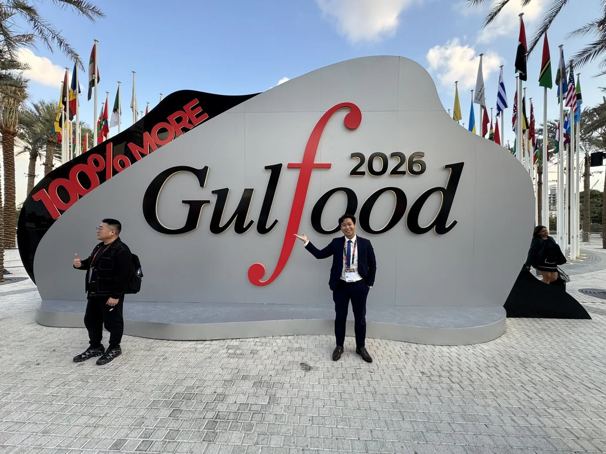 Biển hiệu Gulfood 2026 ngoài trời trước trung tâm triển lãm tại Dubai