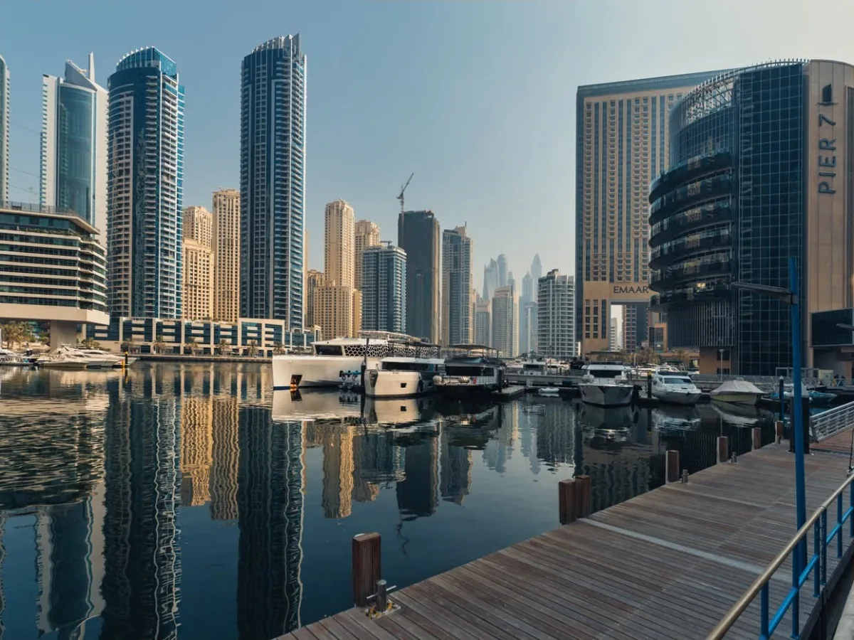 Các toà nhà cao tầng soi bóng xuống mặt nước tại Dubai Marina