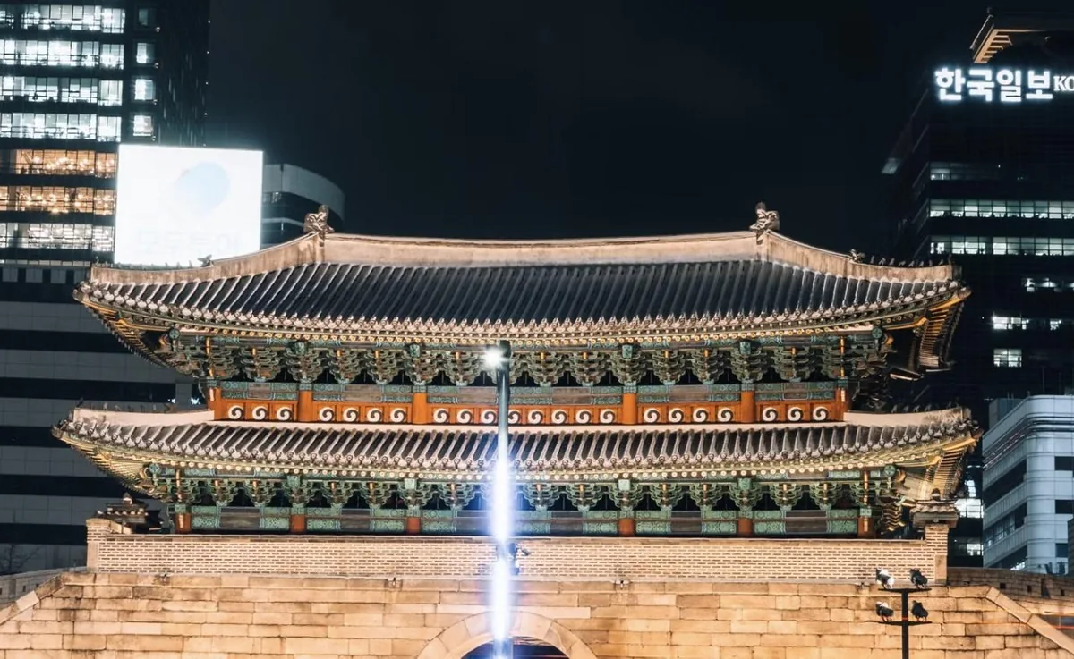 Cổng thành cổ ở Seoul lên đèn về đêm giữa các toà nhà hiện đại