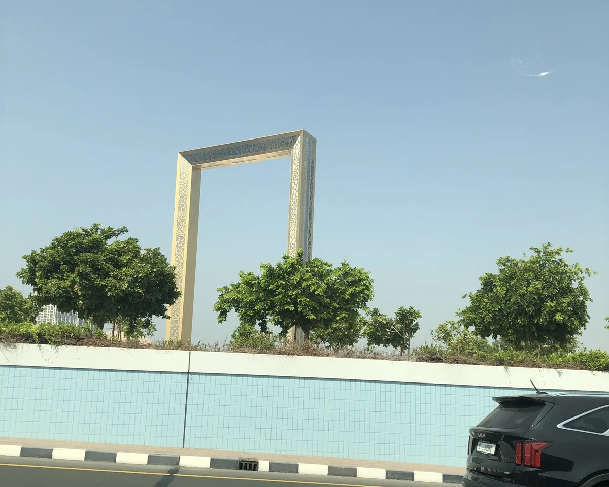 Công trình Dubai Frame nhìn từ đường