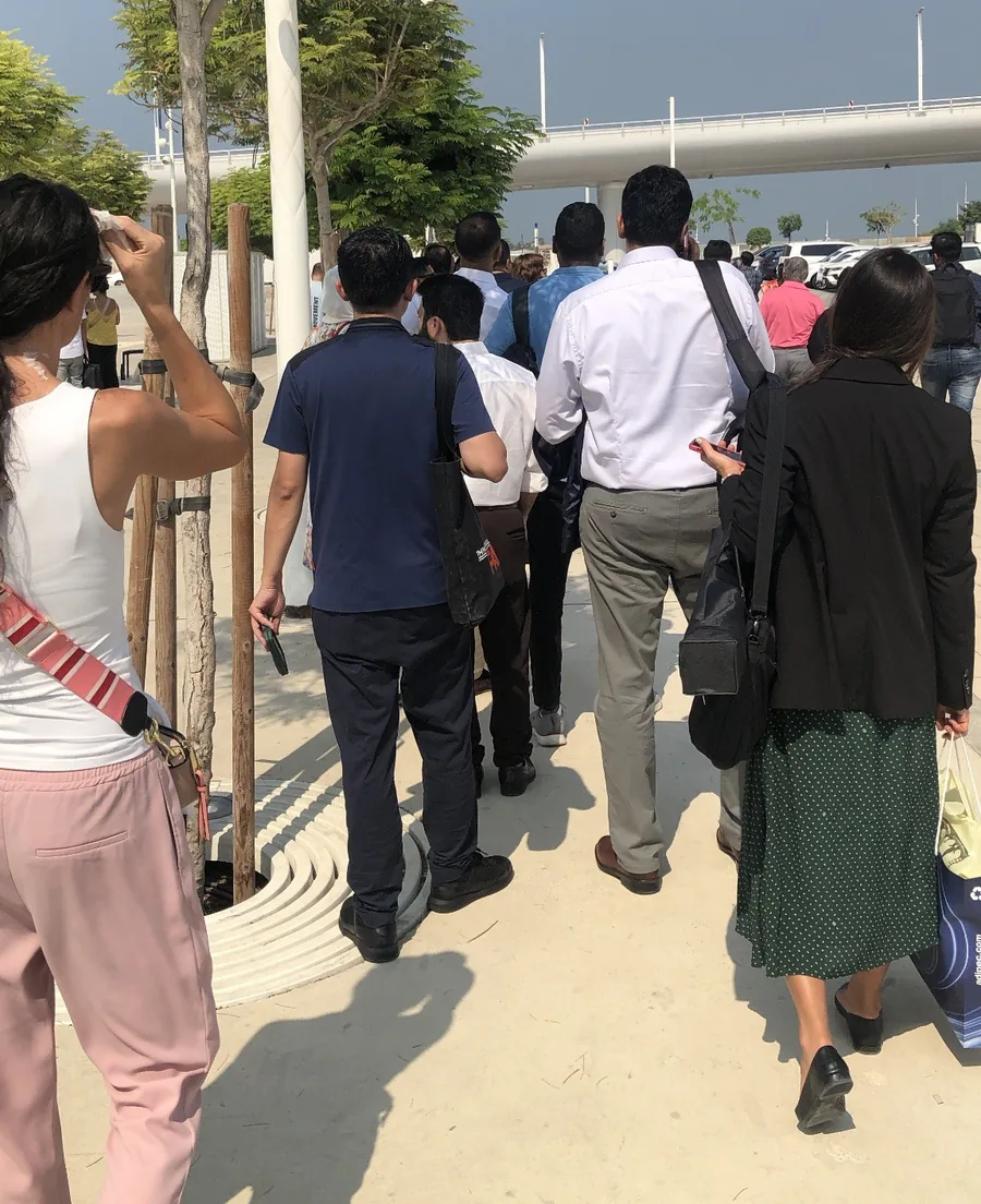 Đoàn khách đi bộ vào cổng trung tâm triển lãm tại Dubai trong ngày hội chợ
