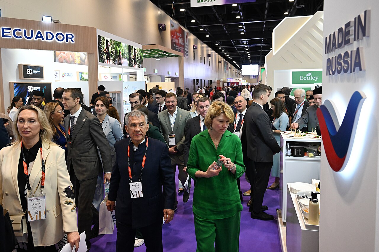 Đoàn khách đi thăm các gian hàng quốc gia tại Gulfood 2026
