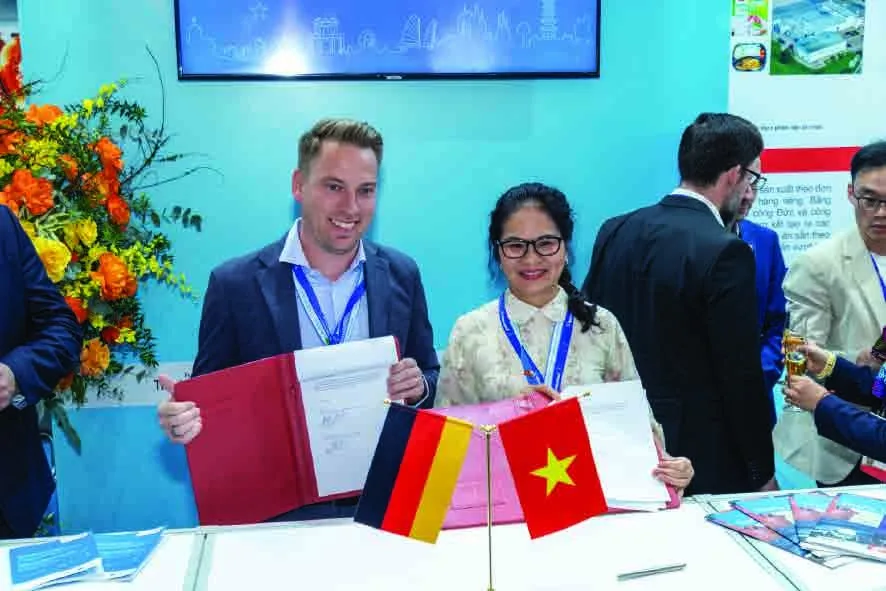 German and Vietnamese companies signing an agreement at Vietfood Hanoi 2025 B2B matchmaking