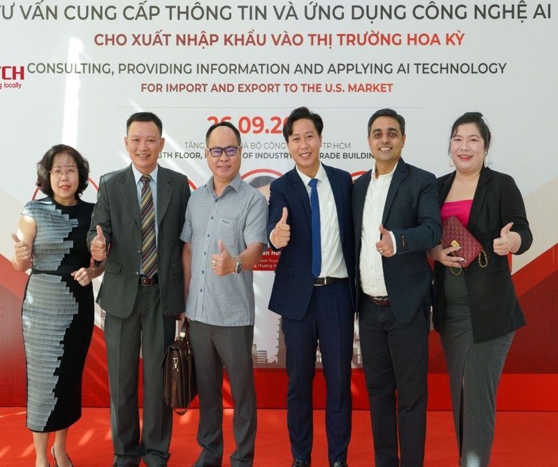 Maximillien Quan Pham with speakers at the seminar on applying AI to import and export with the United States