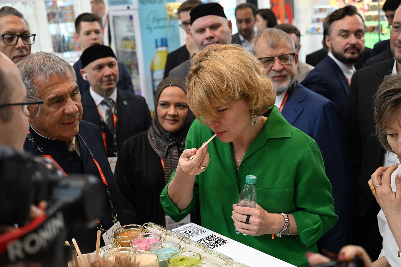 Khách thử sản phẩm tại gian hàng ở Gulfood 2026