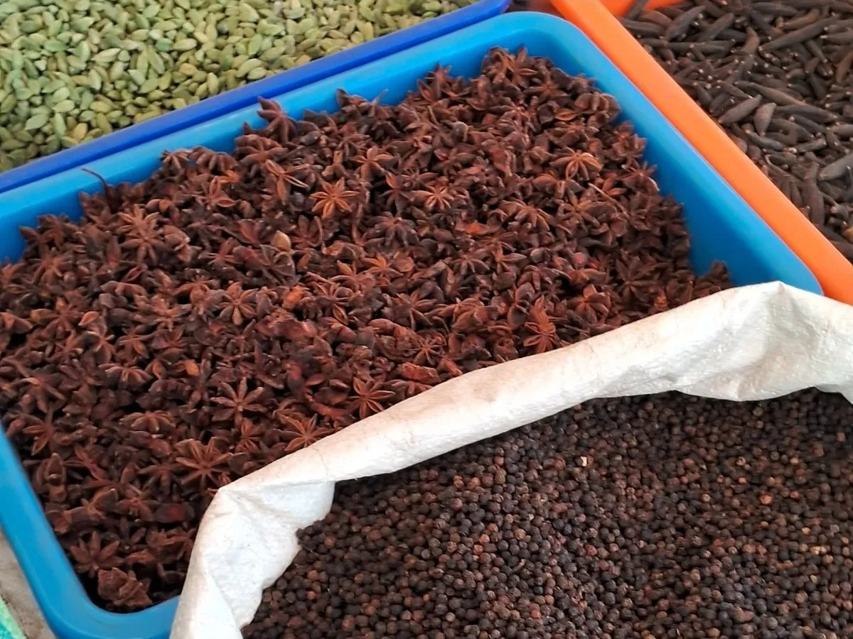 Khay hoa hồi và bao hạt tiêu đen bày bán tại chợ