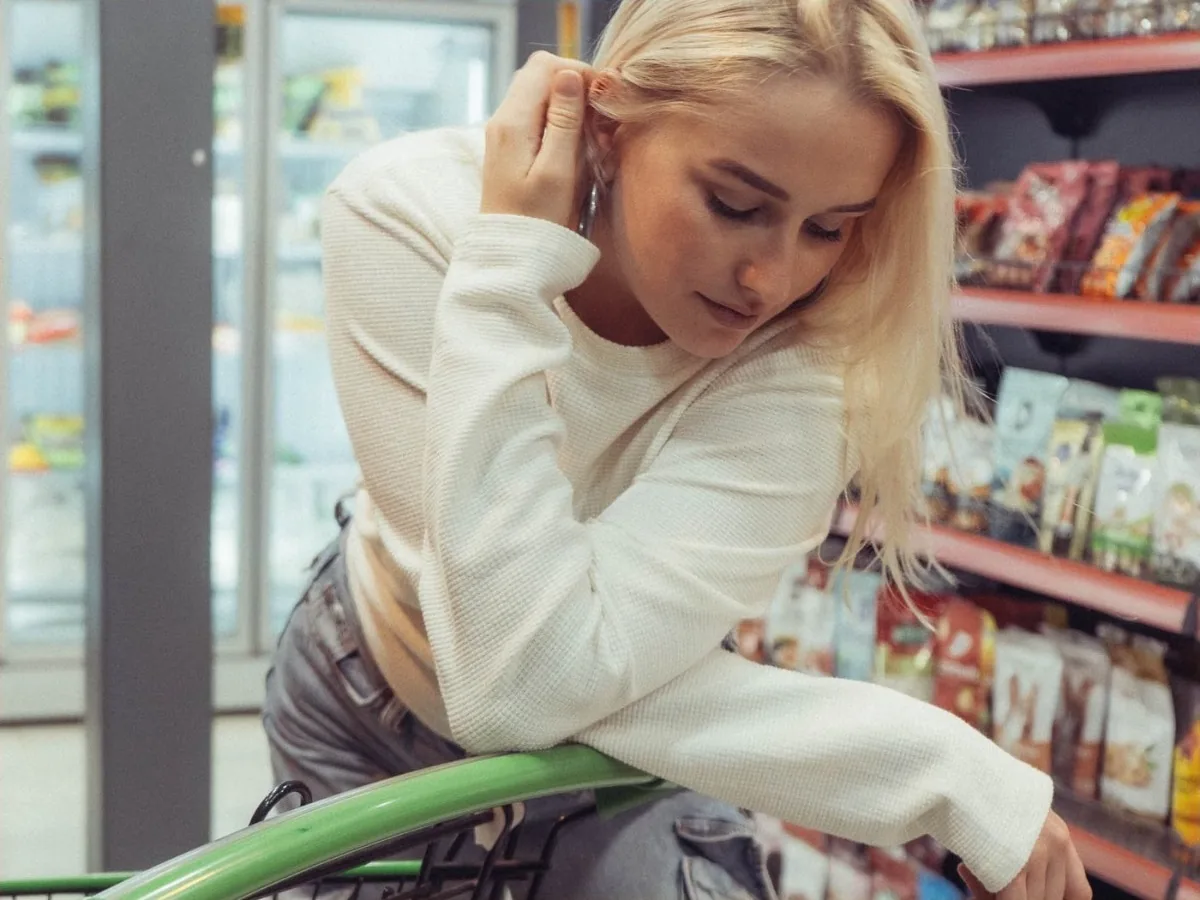 Người mua xem hàng trước dãy tủ mát trong siêu thị