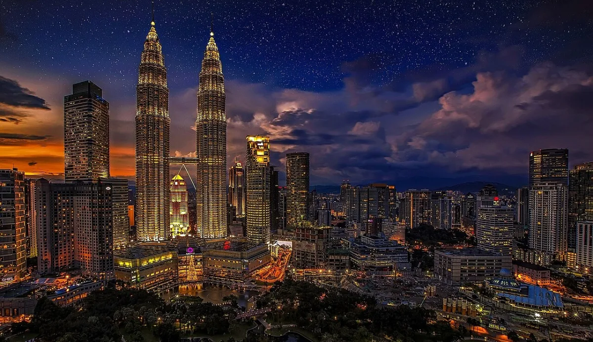 Tháp đôi Petronas và trung tâm Kuala Lumpur lúc chạng vạng