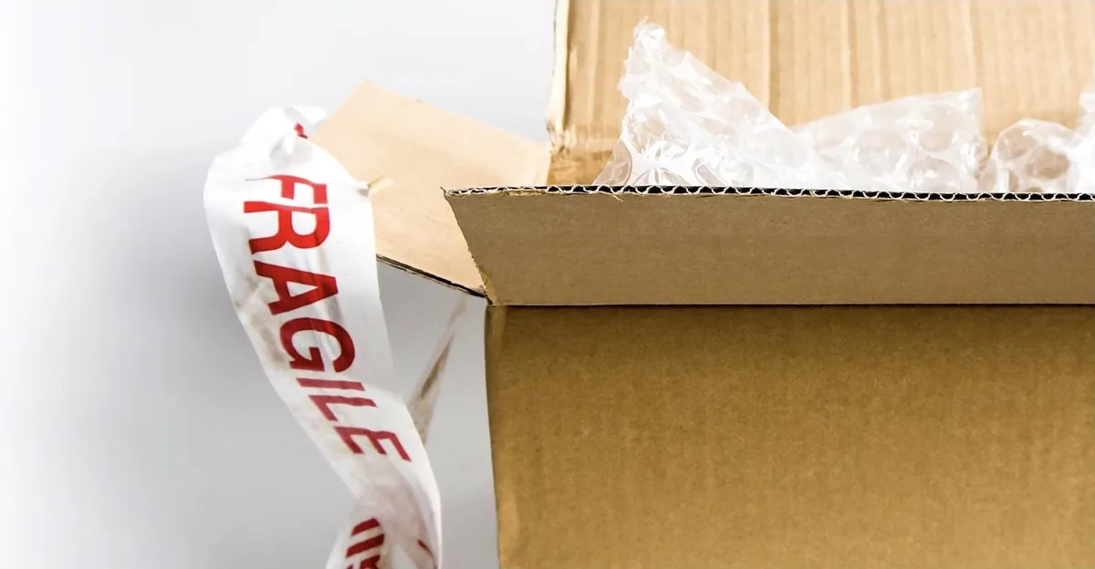 Thùng carton hàng mẫu có băng keo cảnh báo hàng dễ vỡ