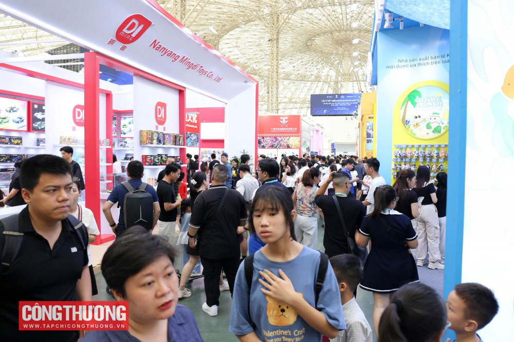 Visitors walking the aisles at IBTE Hanoi 2026, the baby products and toys expo at VEC Dong Anh