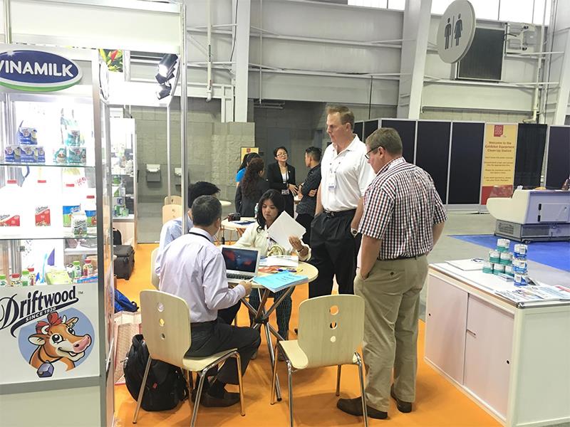 Gian hàng Vinamilk trao đổi với khách tham quan tại Summer Fancy Food Show 2016 ở New York