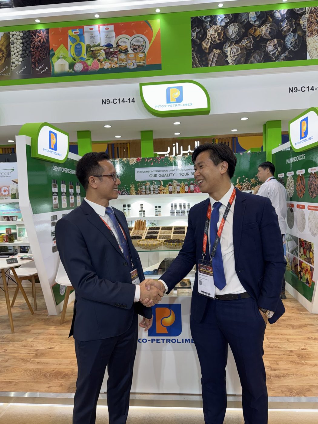Maximillien Quân Phạm gặp doanh nghiệp Việt Nam tại gian hàng ở Gulfood 2026
